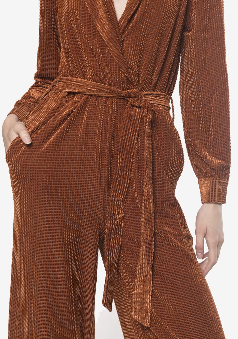Jumpsuit Color Camello, Escote Frente, Cinta Para Amarrar Y Resorte En Cintura, Boton En Puños. 95%Polyester 5%Elastico.