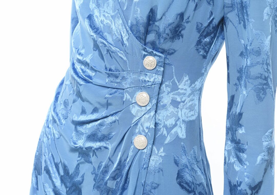 Vestido Azul Con Hombreras, Frente Escote, Cintura Lleva 3 Botones Grandes Plateados, Cierre Espalda. 100%Polyester