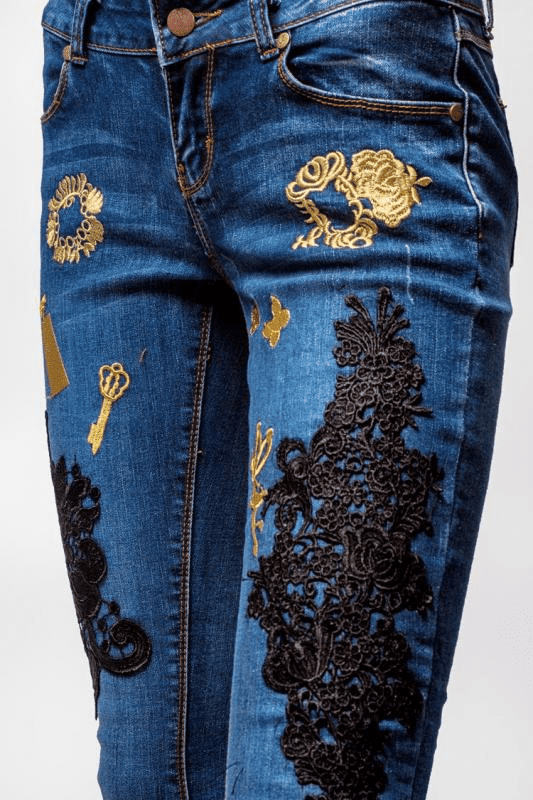 Jeans Color Azul, Aplicaciones De Encaje Negro Y Doradas