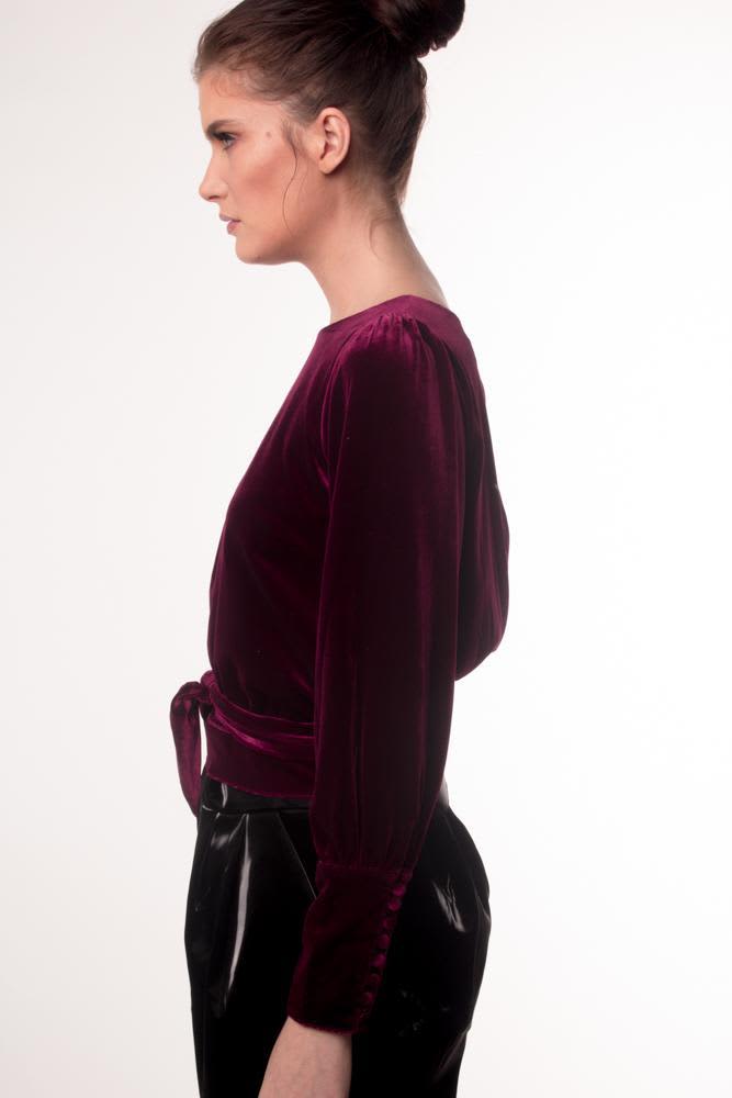Blusa De Terciopelo Color Cereza, Cuello Redondo, Liston En Cintura, Puños 8 Botones. 92% Polyester  8%Elastico